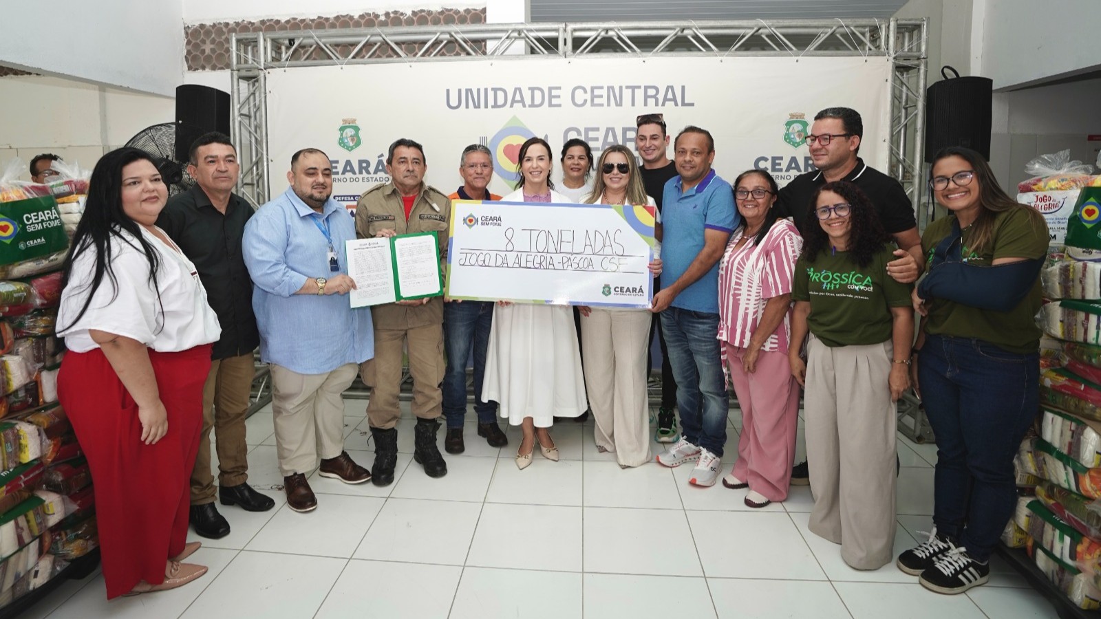 grupo de pessoas posa para a foto